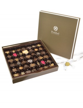 Coffret brun ouvert contenant un assortiment de 47 chocolats Pralibel